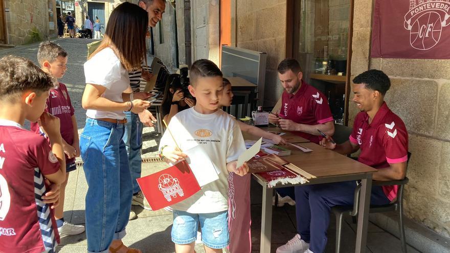 Firma de autógrafos para apoyar al Pontevedra en su lucha por el ascenso