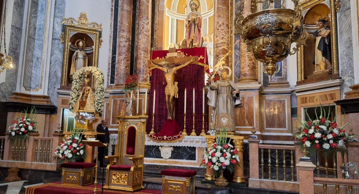 Las imágenes de la Mare de Déu de Gràcia, Sant Pasqual y el Cristo del Hospital comparten espacio en el altar mayor durante las celebraciones del 750º aniversario de la parroquia arciprestal Sant Jaume.