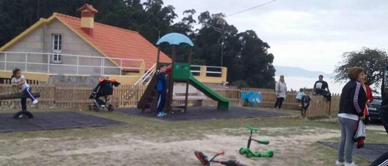 Niños y mayores disfrutando del parque infantil de A Garita, en Nerga. // G.Núñez