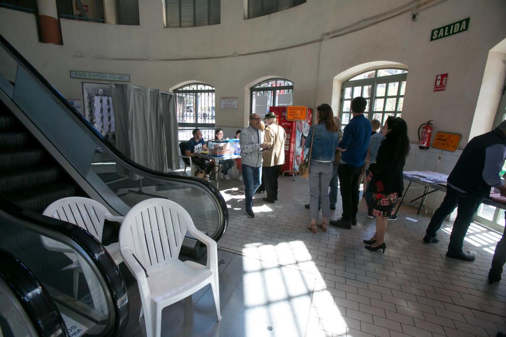 Jornada electoral en el Mercado central de Alicante.