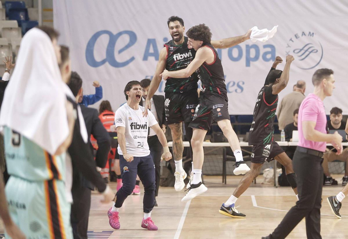 El Fibwi se lleva la victoria ante el Palmer en un derbi apasionante.