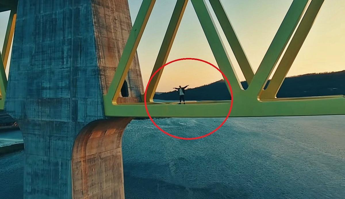 Imagen tomada del videoclip de un conocido rapero madrileño que grabó subido al viaducto que une Catoira con Rianxo sobre el río Ulla. | // IÑAKI ABELLA