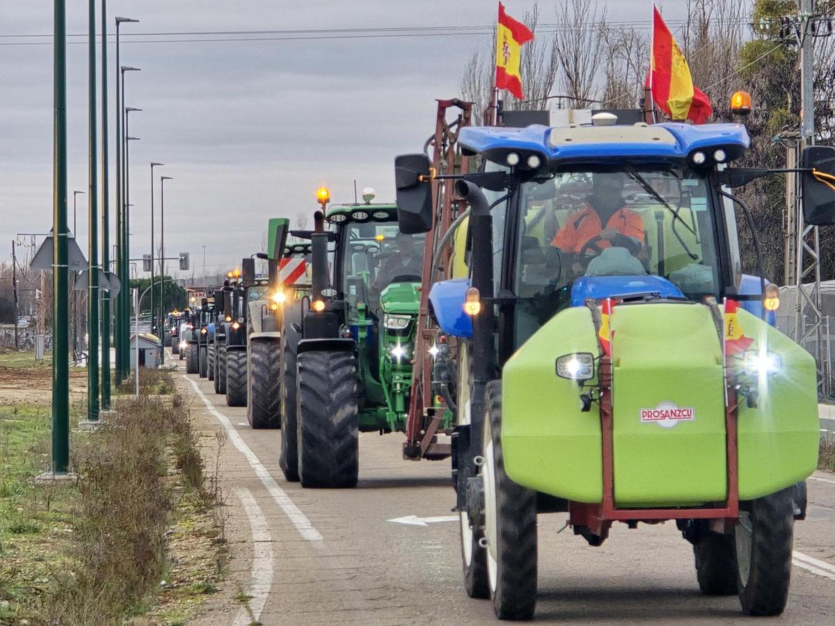 Decenas de tractores en una protesta este jueves en Castilla León, veinticuatro horas antes que salgan a las carreteras los agricultires y ganaderos extremeños. enero.