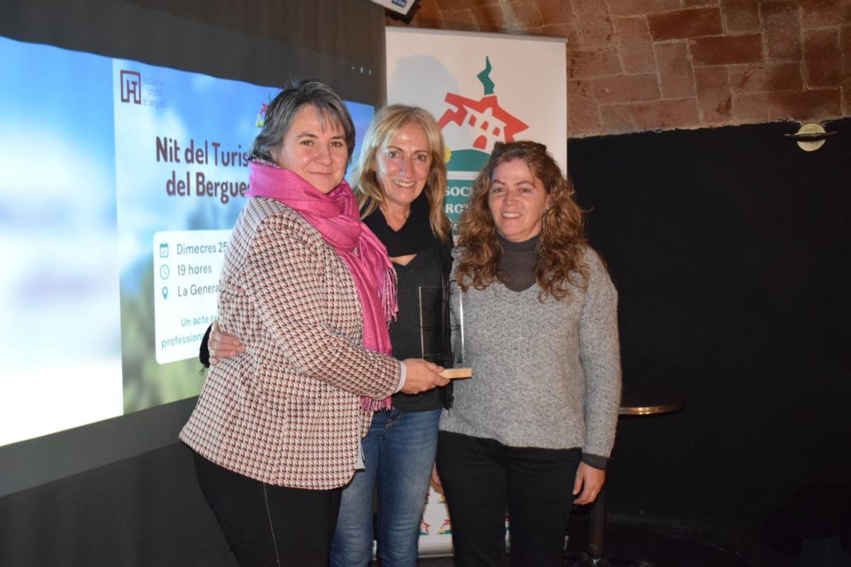 Jordi Baños, president d’Agroturisme del Berguedà atorga el reconeixement a les germanes Àngels i Rosa de Casabella Natura