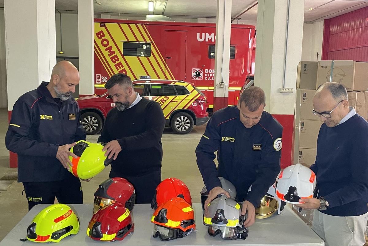 El diputado del Consorcio, David Vicente, supervisa los nuevos cascos.