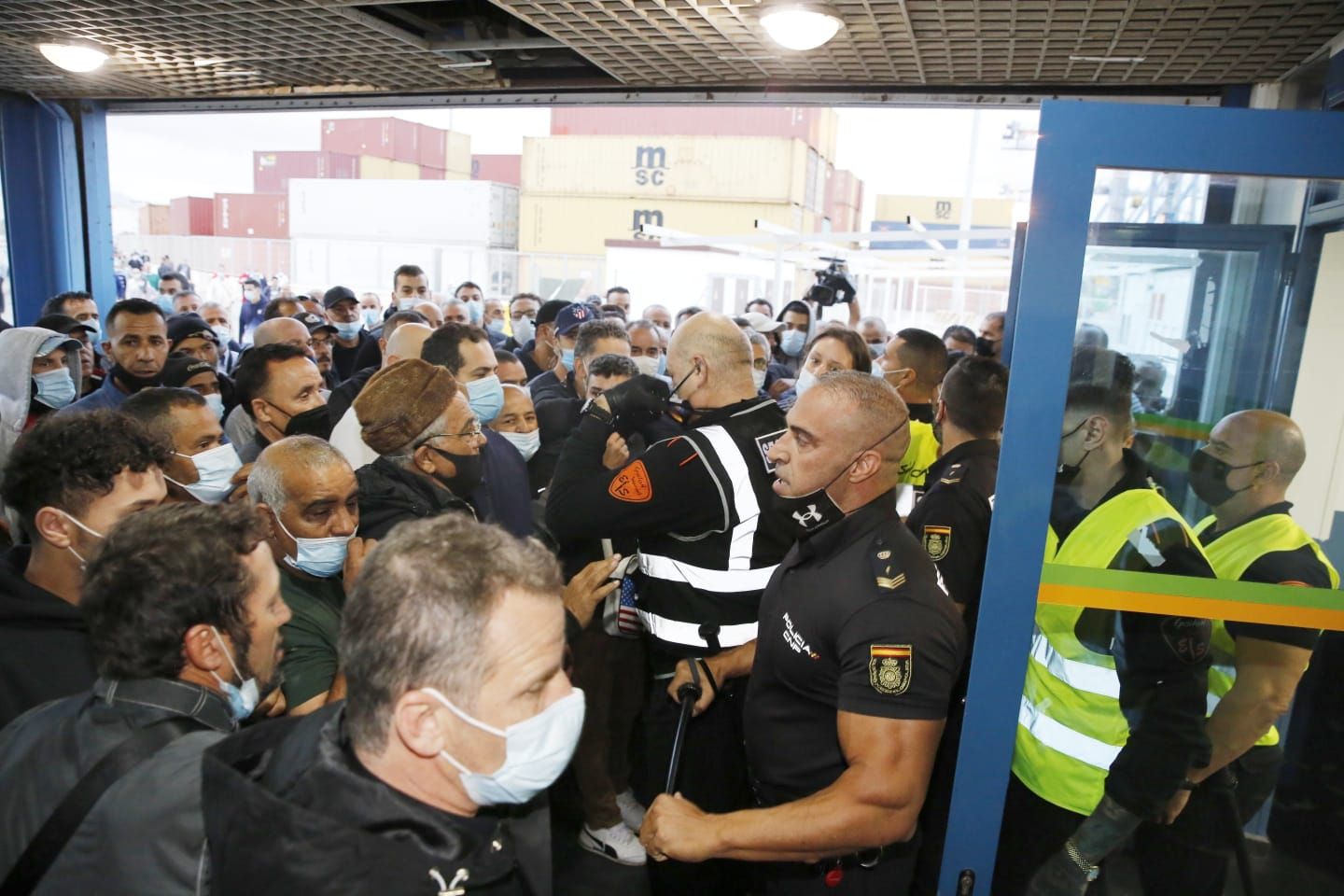 Las imágenes de los altercados en el Puerto de Alicante por el ferry a Orán