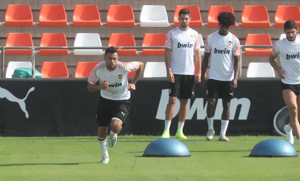 Anil Murthy, atento al entrenamiento del Valencia