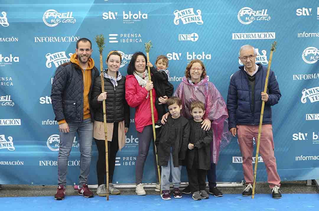 Santa Faz 2022: Numerosos participantes en la romería se fotografían en el photocall de Información