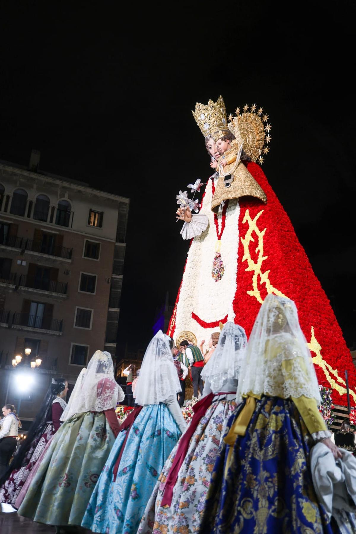 El manto de la Virgen ya luce su espíritu por la paz