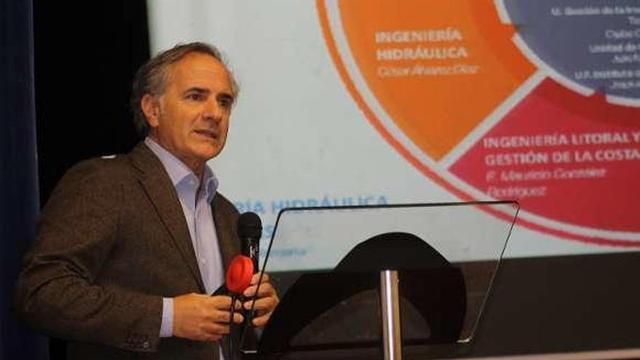 Íñigo Losada, durante una pasada charla en Asturias.