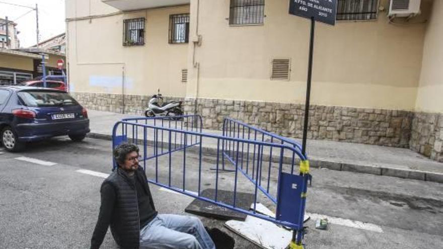 El actor Nelo Curti introduce las piernas en uno de los socavones para probar sus dimensiones.