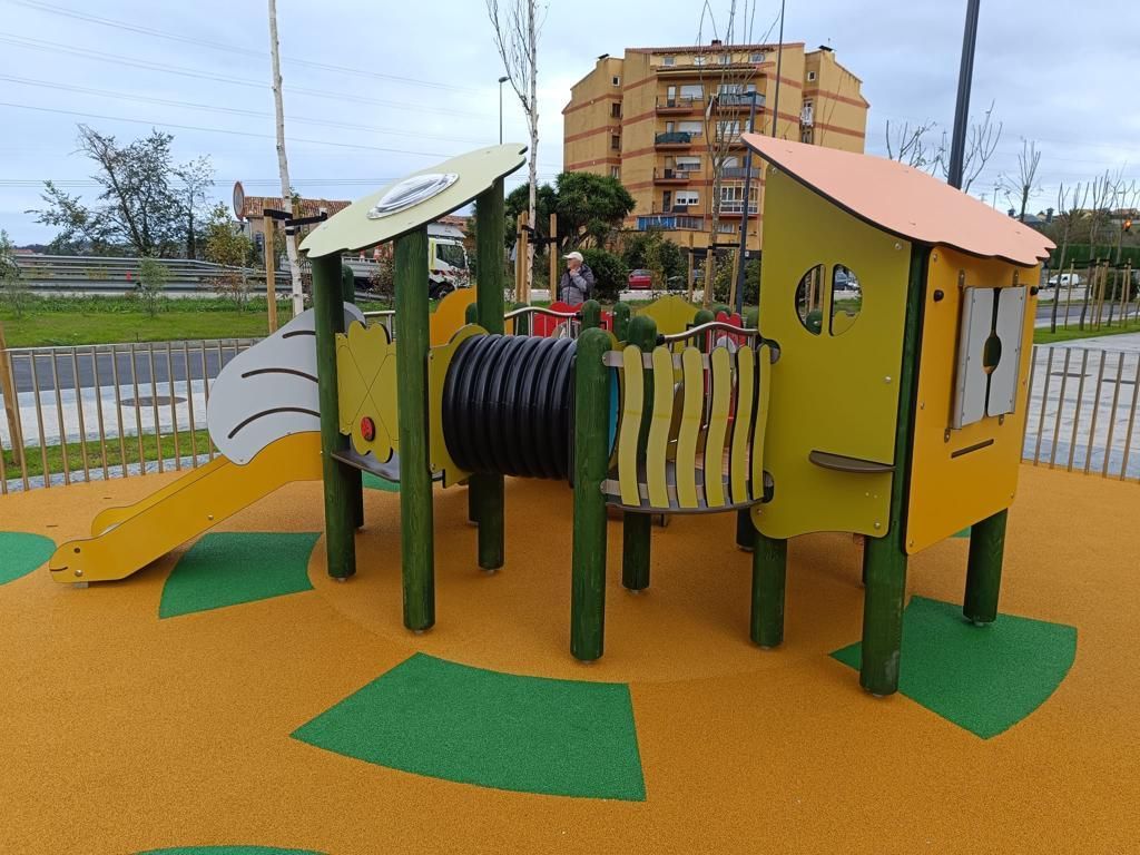El Berrón ya tiene su Plaza del Ferroviario: así es el nuevo gran espacio público de la localidad