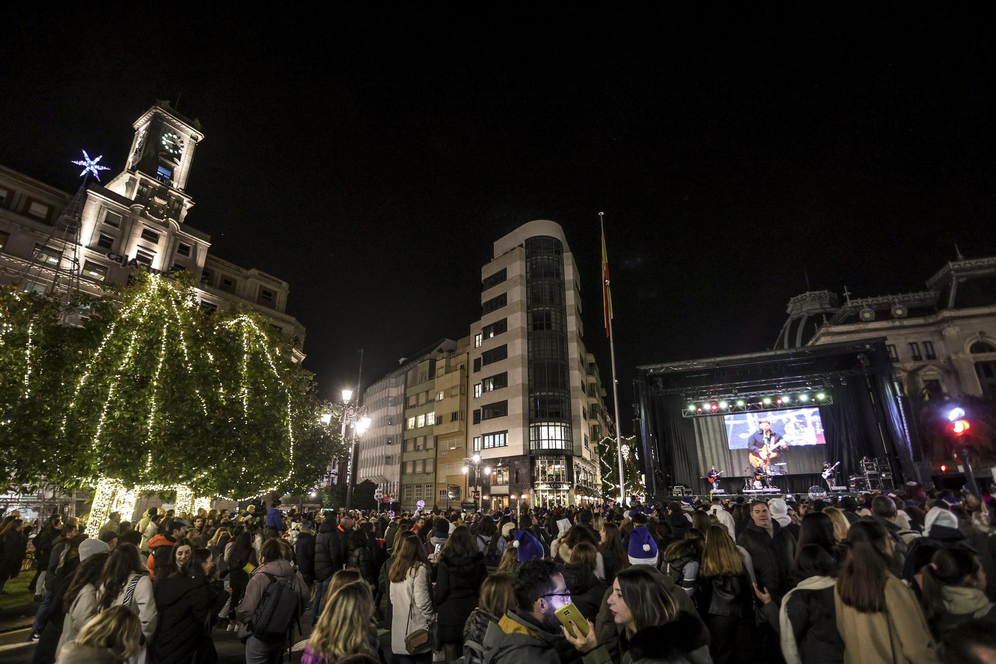 En imágenes: así fue el encendido de las luces de Navidad en Oviedo