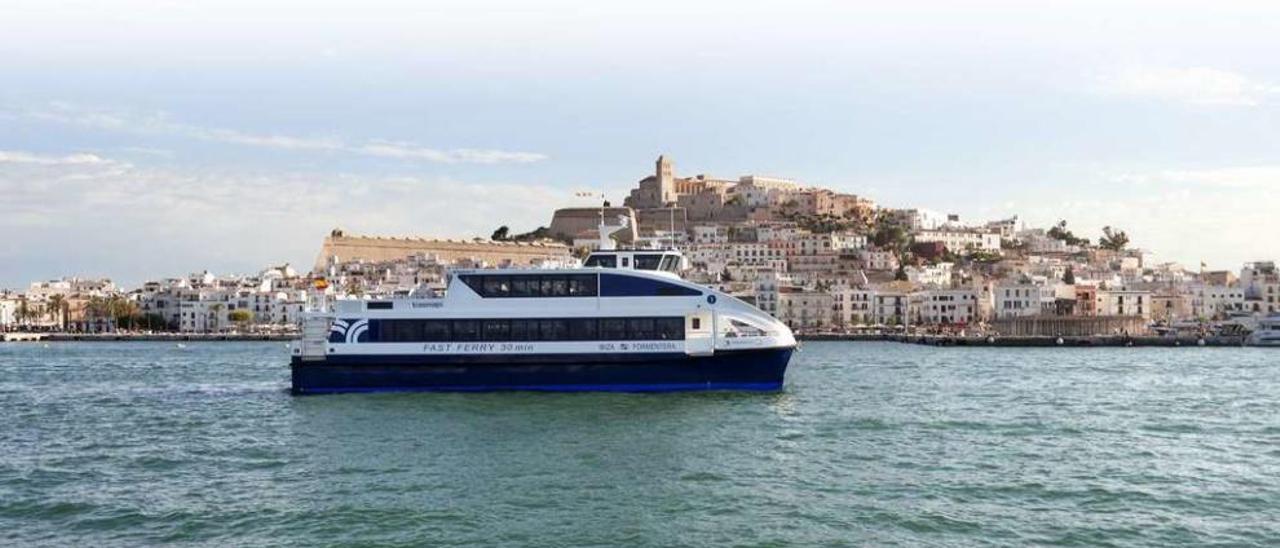 El nuevo &quot;Espalmador Jet&quot;, que hará la ruta Ibiza - Formentera. // Víctor Prieto