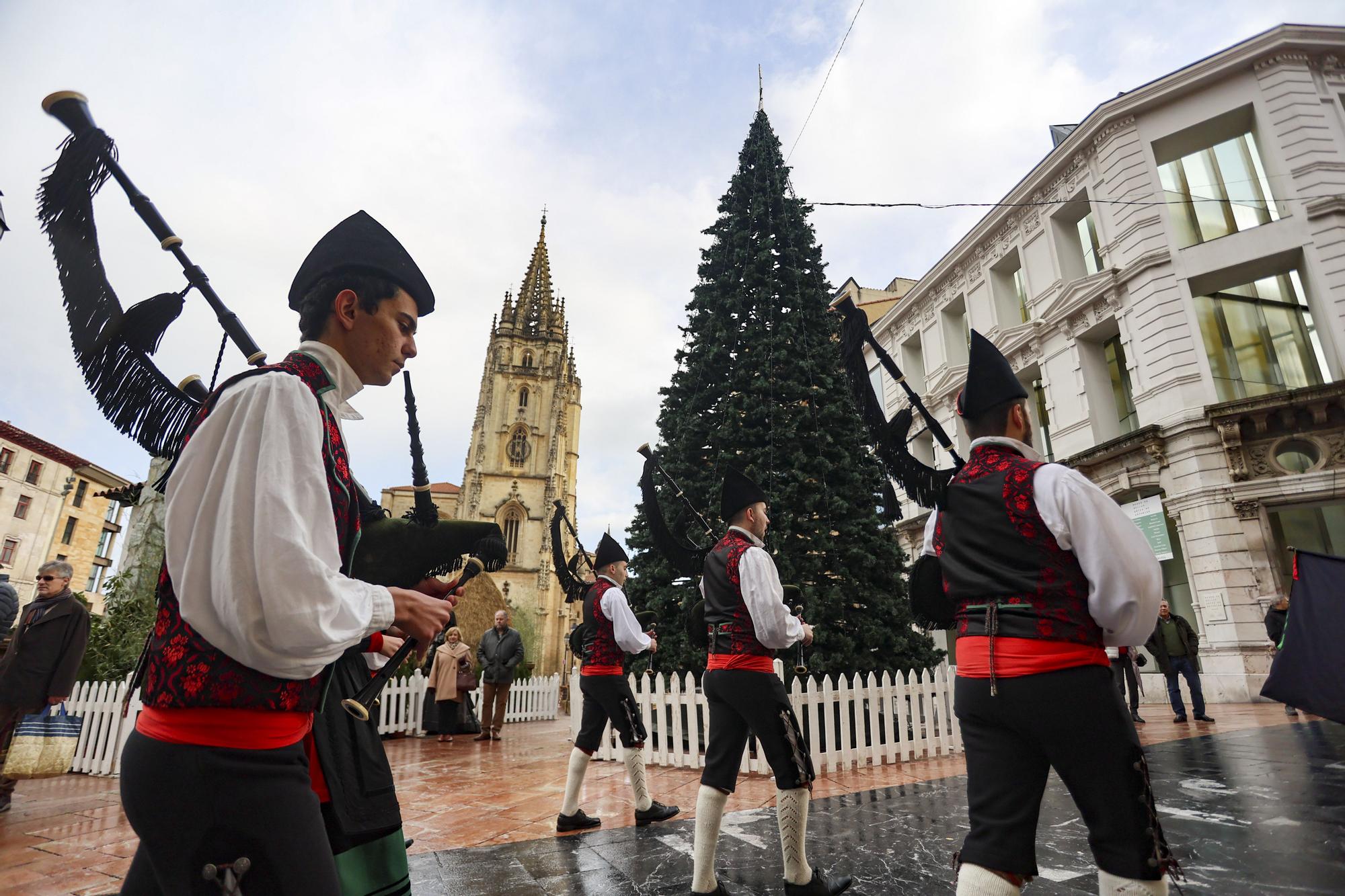Oviedo exprime un puente con aires navideños