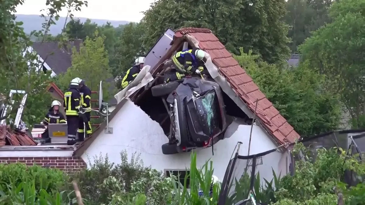 Un coche se estrella contra el granero de una casa a tres metros de altura en Alemania
