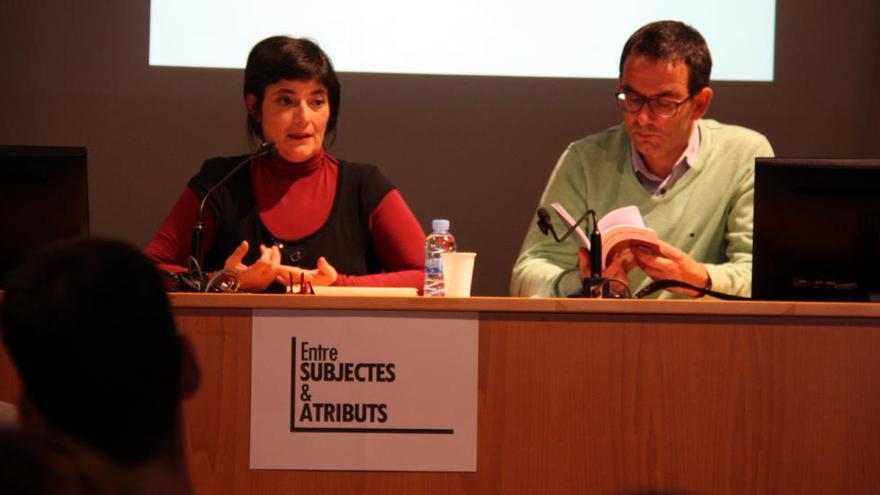 Una de les autores, Olga Taravilla, i el director de màrqueting del Patronat de Turisme, Jaume Marín, presentant l&#039;estudi als estudiants de Turisme de la UdG