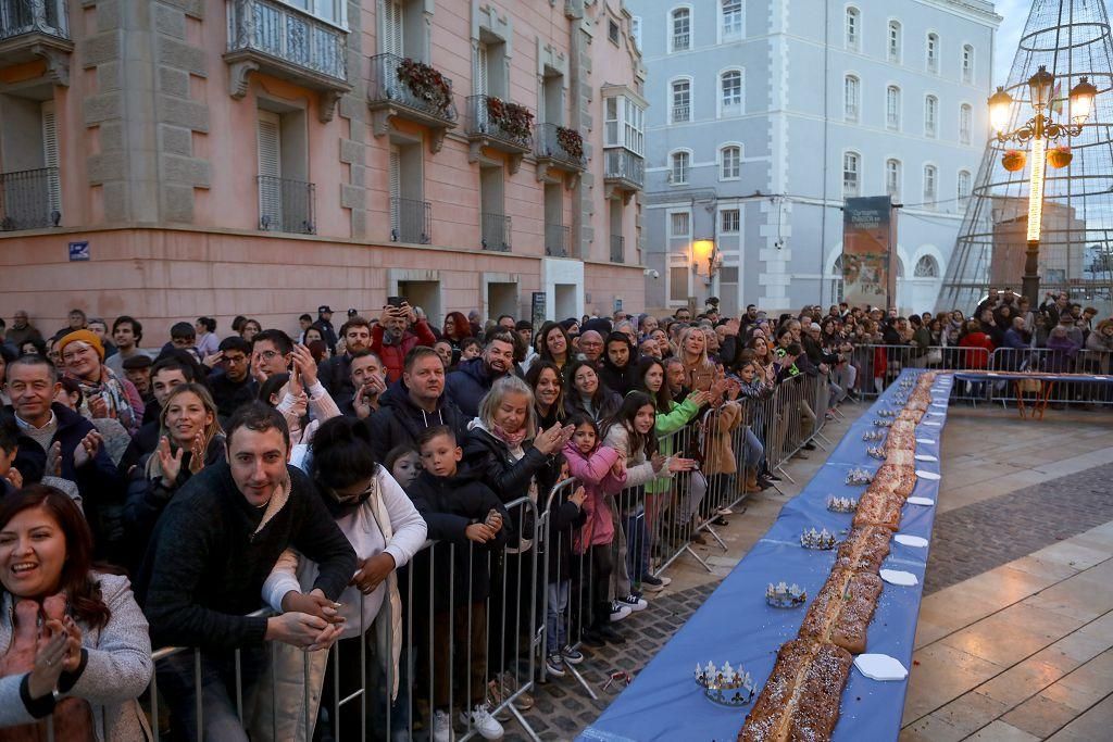 Todas las imágenes del roscón de Reyes gigante de Cartagena 2025