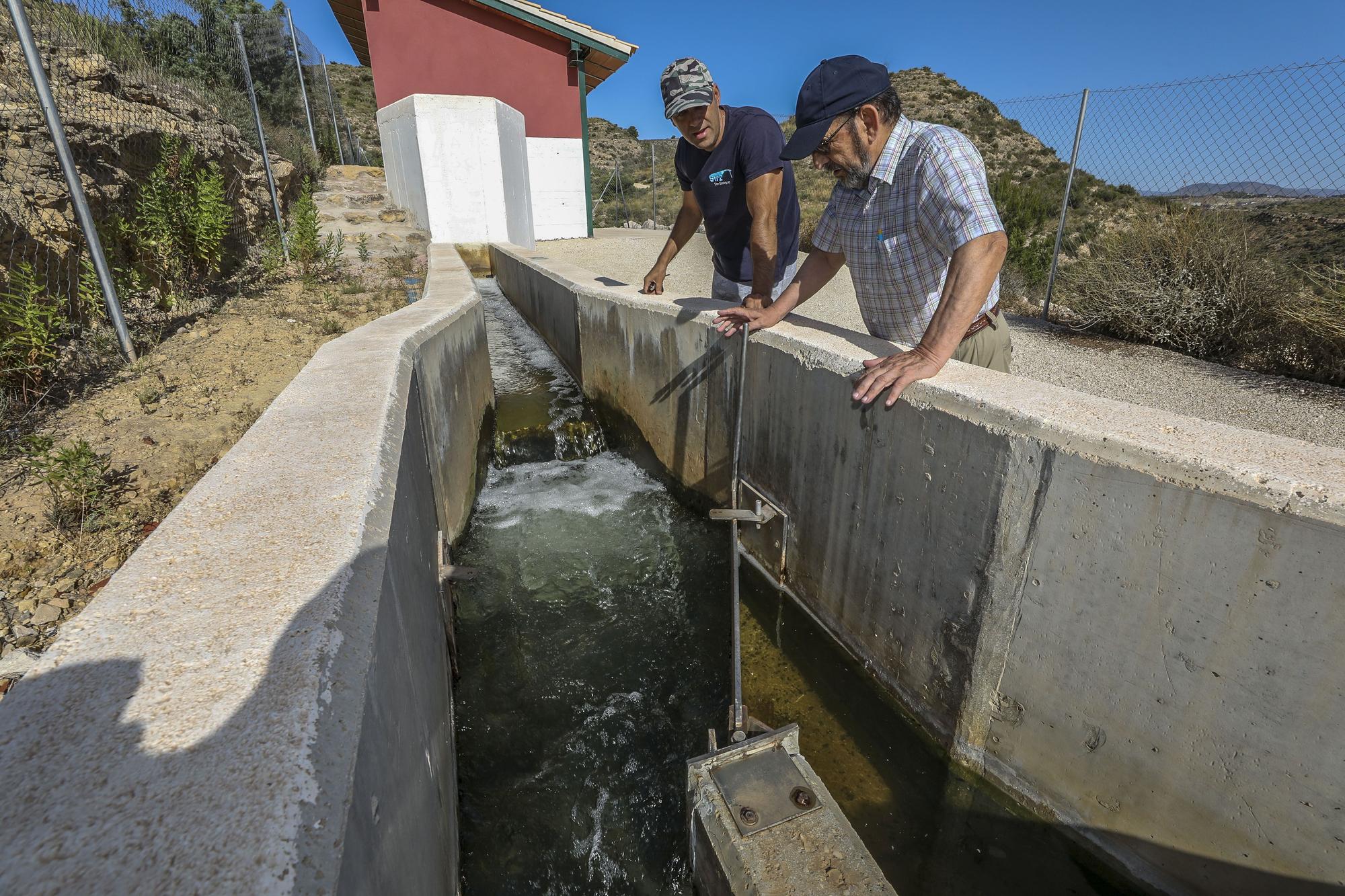 Ángel Urbina, en primer término, observa la llegada de agua. | ANTONIO AMORÓS