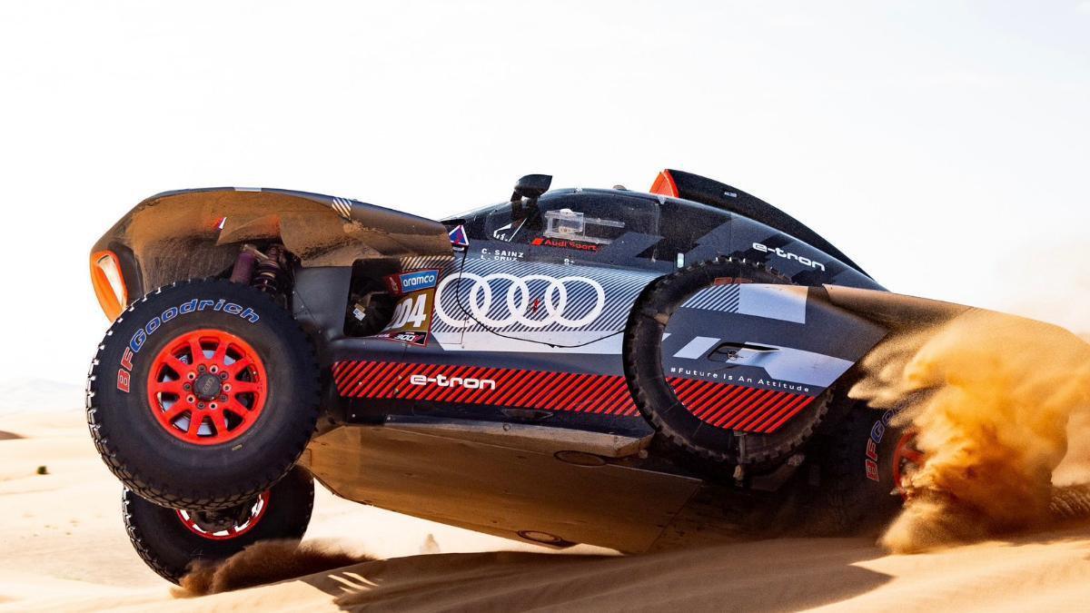 Sainz, en acción al volante del Audi RS Q e-tron en el Dakar