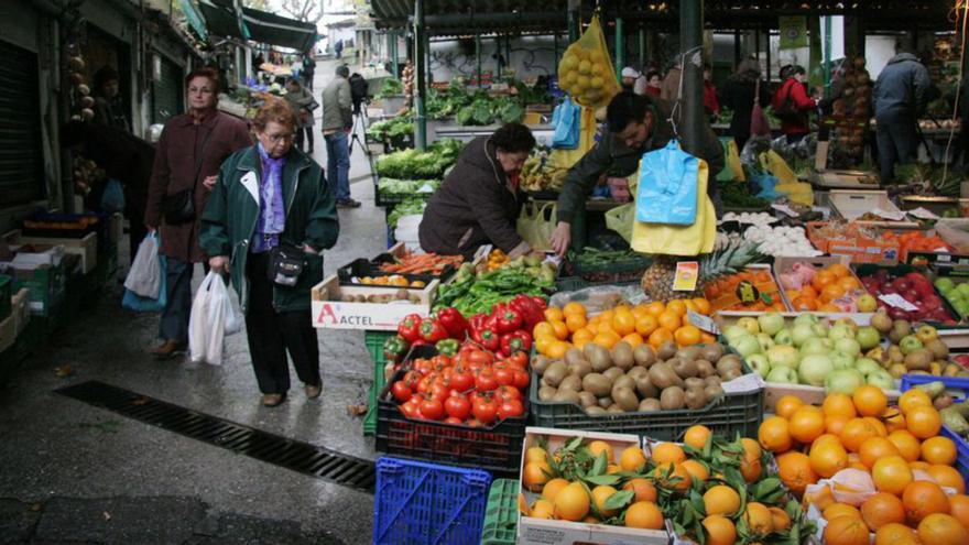 Un puesto de frutas y verduras en un mercado. | Iñaki Osorio