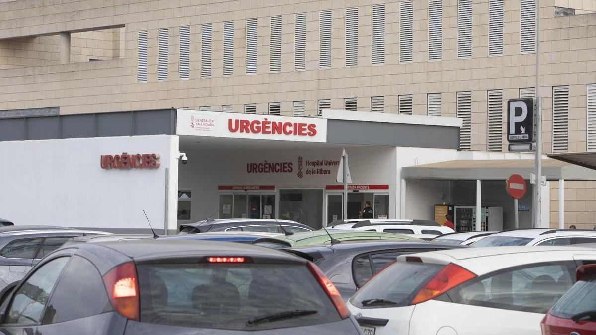 Accés d’urgències a l’Hospital de la Ribera, a on van ser traslladades les dos menors