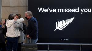 Un grupo de viajeros se encuentra en el aeropuerto de Sidney