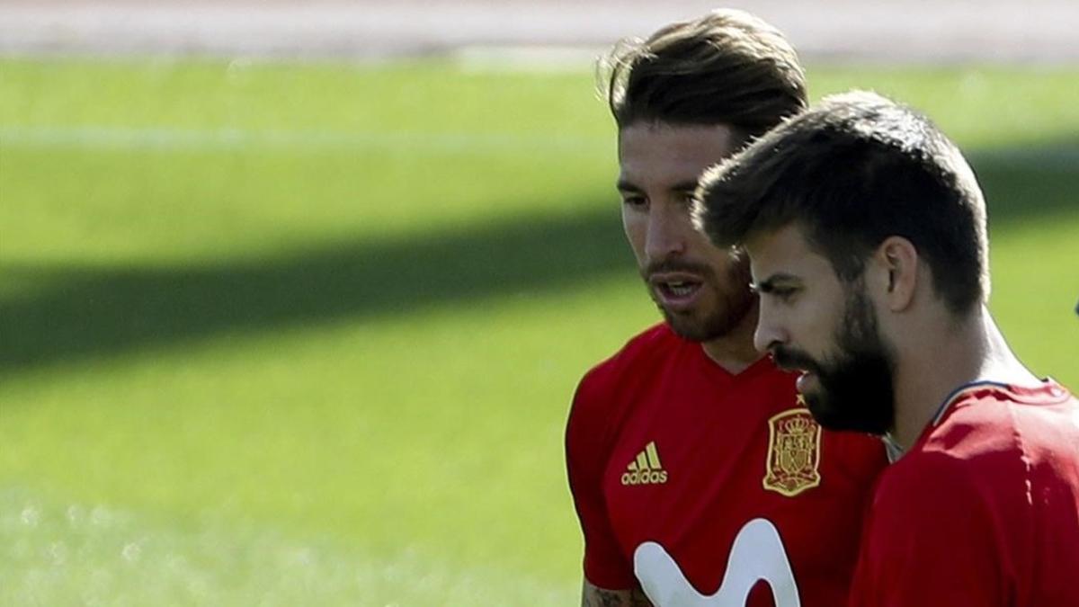 Sergio Ramos y Gerard Piqué, en un entrenamiento en Las Rozas.