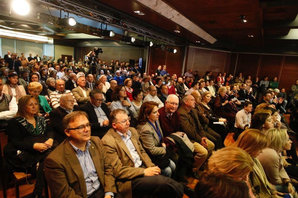 Rajoy se da un baño de multitudes en Murcia