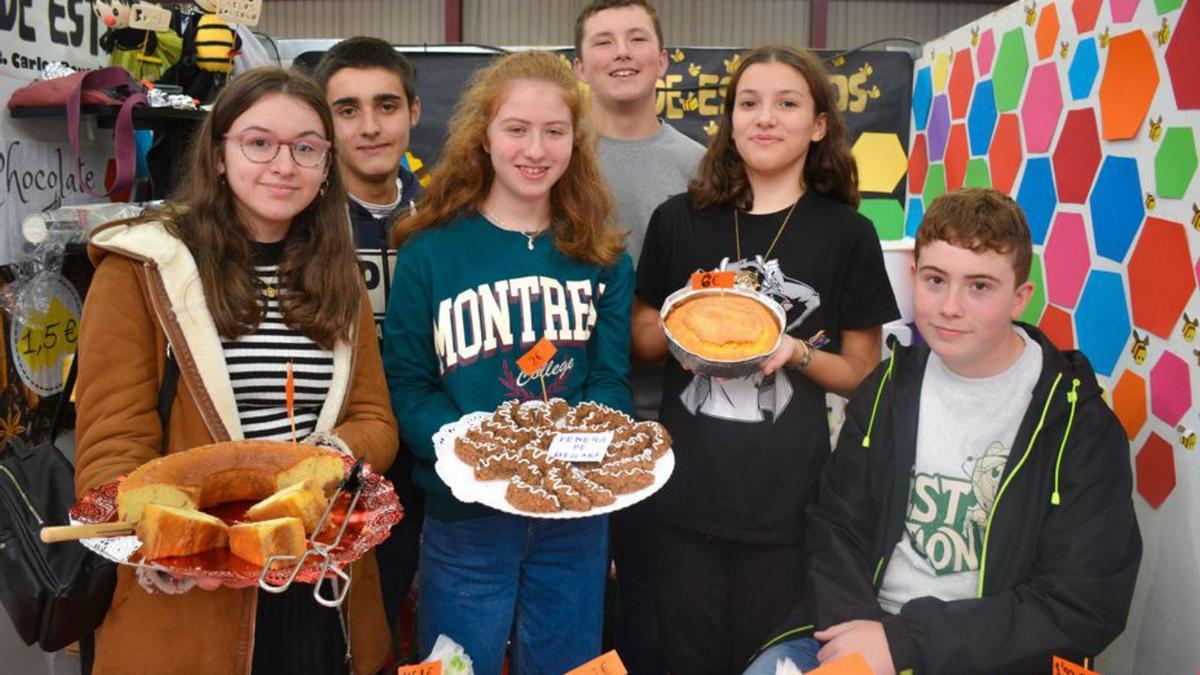 Nayara López, Óscar Fernández, Leila Méndez, Elías Quintana, Telma Ruiz y Néstor Méndez, alumnos del instituto boalés, vendiendo varios postres con protagonismo de la miel para destinar el dinero a su viaje de estudios. | A. P. 