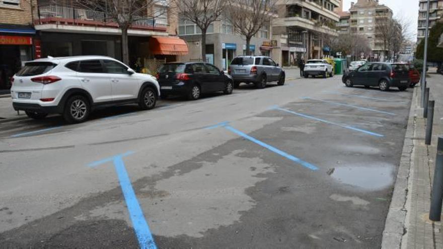 Carrer de la Gran Via, ahir, amb menys vehicles que de costum, amb la posada en marxa de la zona blava