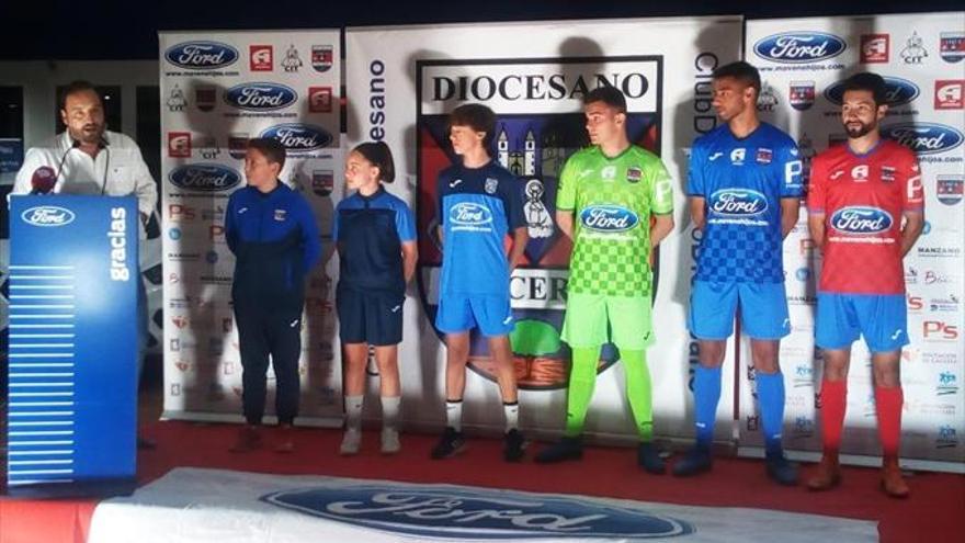 El Diocesano presenta sus equipaciones del año