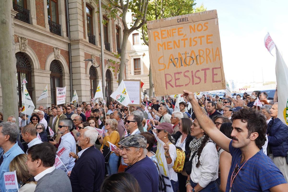Manifestación por el AVE de Sanabria en Madrid: protesta por el tren a las puertas de Renfe
