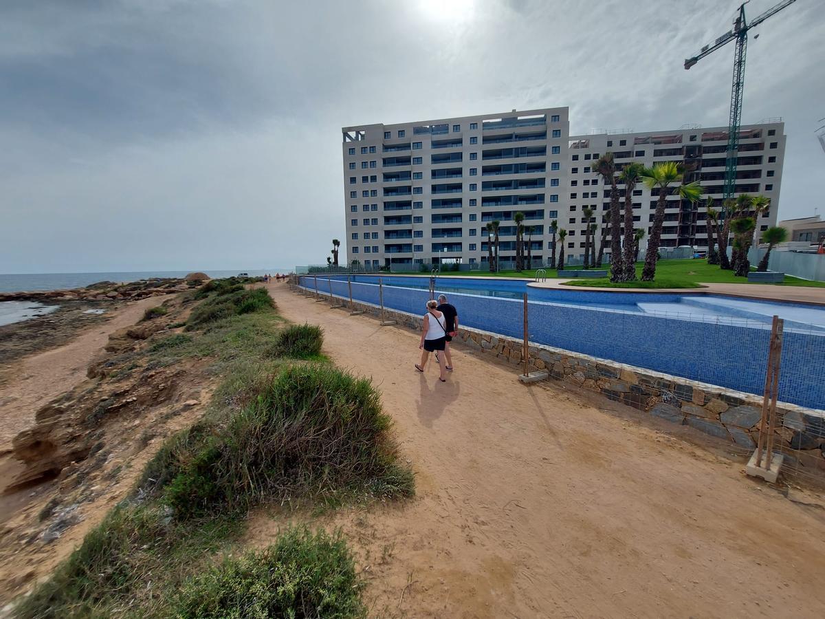 Edificaciones próximas al cabo de Punta Prima, con el aljibe al fondo