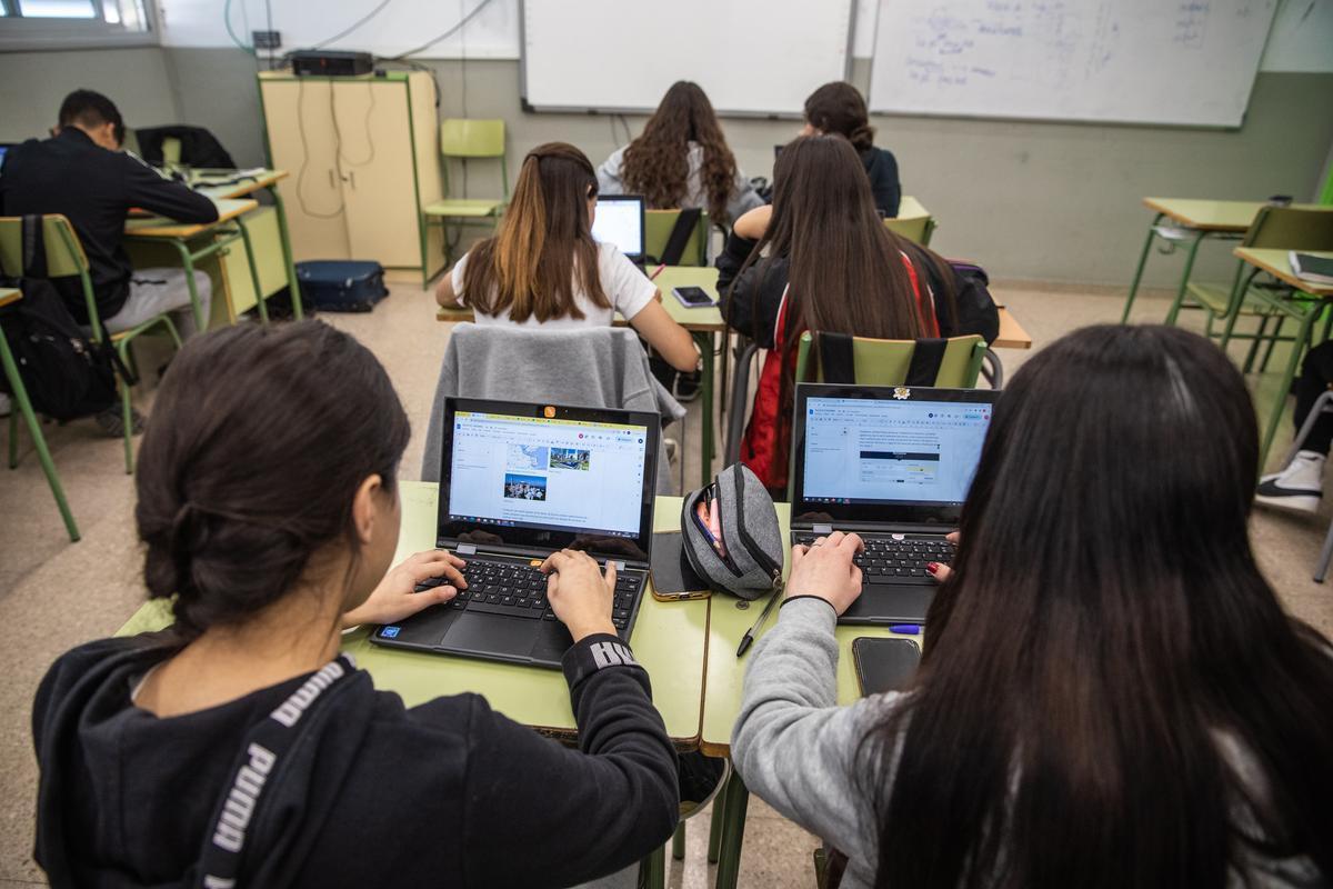 Alumnos de ESO con portátiles y móviles encima del pupitre, el curso pasado en un instituto catalán.