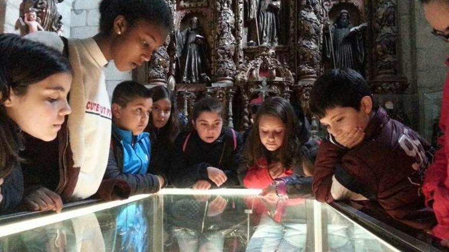 Algunos alumnos en la visita a la Catedral de Tui.