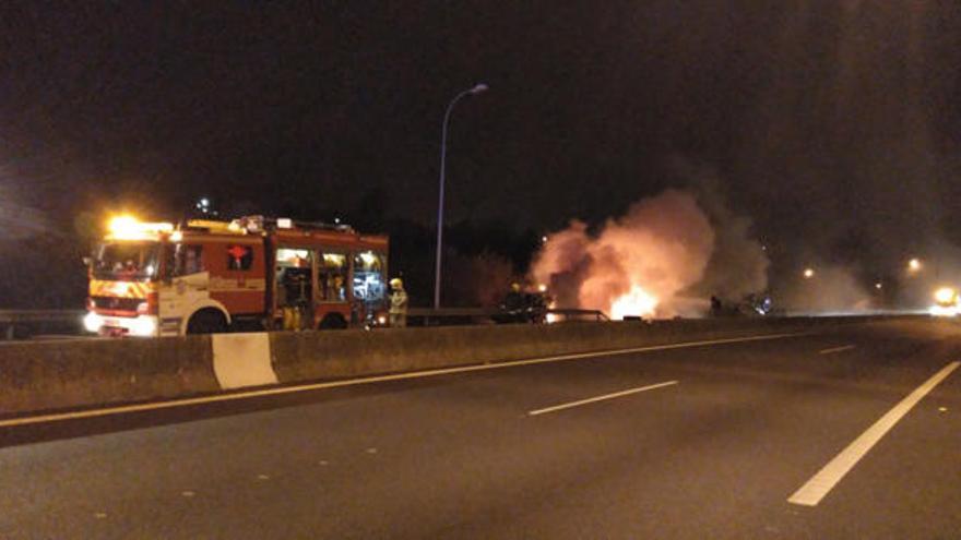 El camión accidentado, en llamas, anoche en la AP-9.