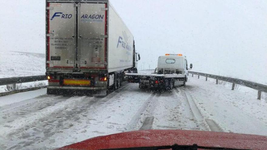 La nieve no impide el tránsito de 1.100 militares de Tarragona a Zaragoza