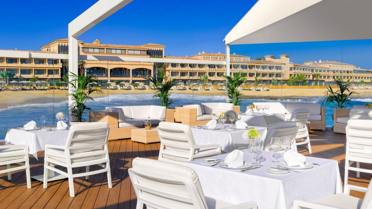 The Bay Lounge, un restaurante único sobre el nivel del mar con un ambiente de lo más relajante.