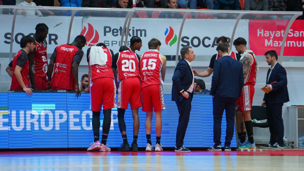 Jugadores y cuerpo técnico del Casademont, en un parón del duelo en Turquía