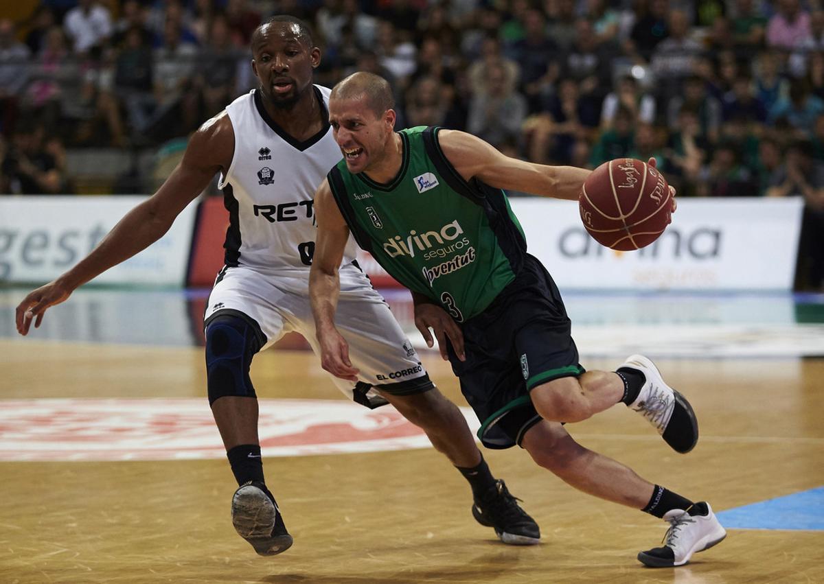 GRA111. BADALONA (BARCELONA), 23/04/2017. El base del Joventut, Albert Sabat (d), controla la pelota ante la oposición de Jonathan Tabu (i), del RETabet Bilbao, durante el partido de la trigésima jornada de Liga ACB de Baloncesto disputado esta mañana en Badalona. EFE/Alejandro García