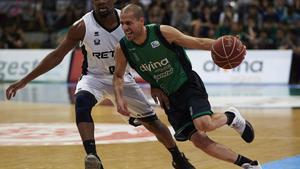 GRA111. BADALONA (BARCELONA), 23/04/2017. El base del Joventut, Albert Sabat (d), controla la pelota ante la oposición de Jonathan Tabu (i), del RETabet Bilbao, durante el partido de la trigésima jornada de Liga ACB de Baloncesto disputado esta mañana en Badalona. EFE/Alejandro García