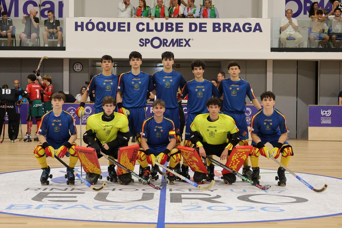 Pedro García, segundo de pie por la derecha, con la selección española en la final del Europeo sub 17 contra Portugal