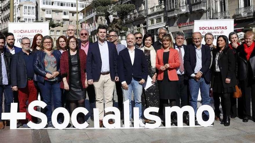 Los socialistas pontevedreses presentaron ayer en Porta do Sol sus candidatos a las Cortes. // R. Grobas