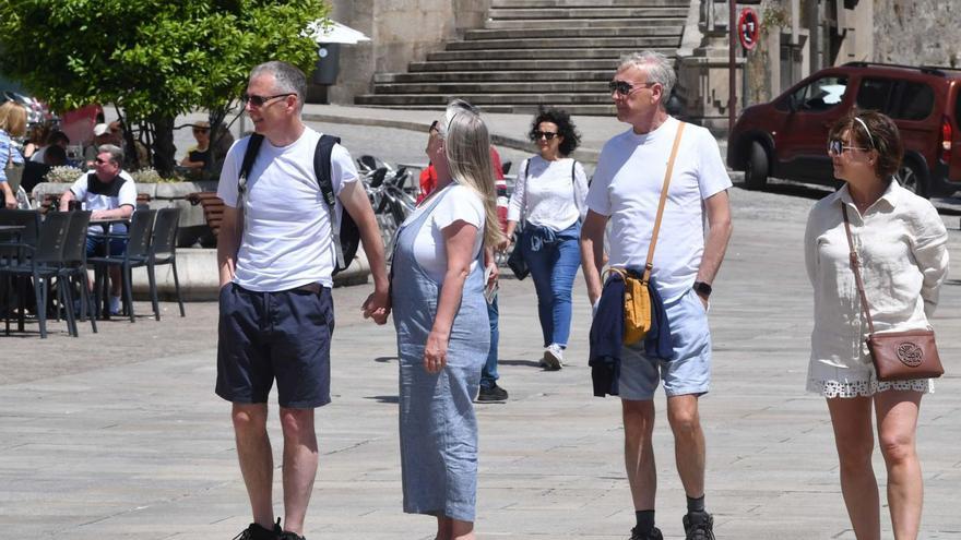 Un grupo de turistas en la plaza de María Pita, el año pasado.   | // VÍCTOR ECHAVE