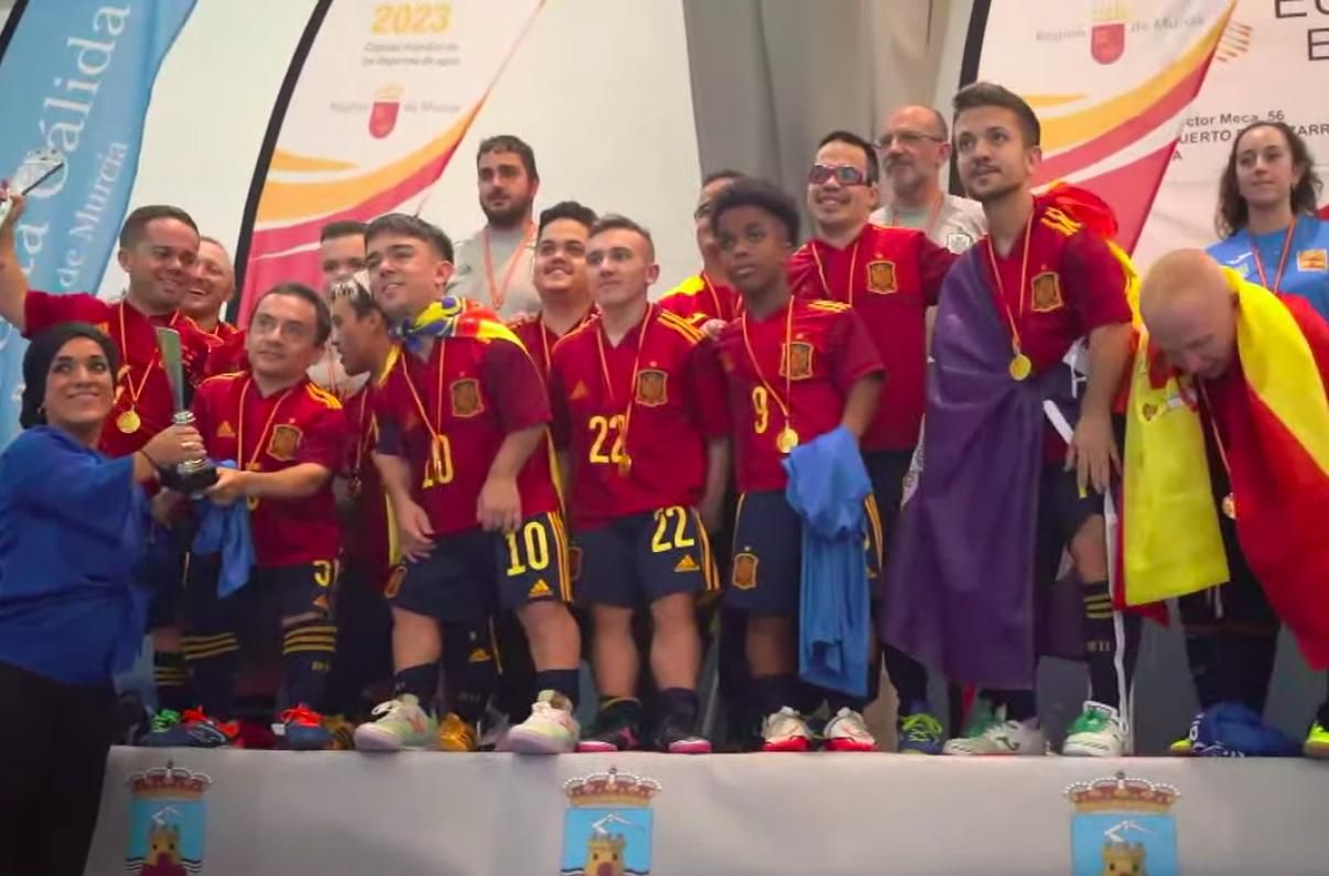 La selección española de Talla Baja celebra el segundo puesto ante Argentina, que le acredita como la mejor de Europa.