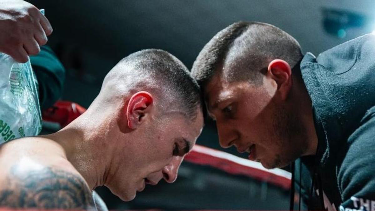 Javi Fernández aconseja a Kike García durante un combate.