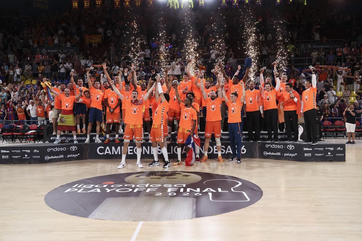 Players of Valencia Basket pose with the championship trophy after the Spanish League, Liga ACB Endesa, basketball Final Game 4 match played between FC Barcelona and Valencia Basket at Palau Blaugrana on June 24, 2026 in Barcelona, Spain. AFP7 24/06/2026 ONLY FOR USE IN SPAIN. Javier Borrego / AFP7 / Europa Press;2026;ACB;BASKET;SPORT;ZBASKET;ZSPORT;FC Barcelona v Valencia Basket - Liga ACB Endesa - Final Game 4