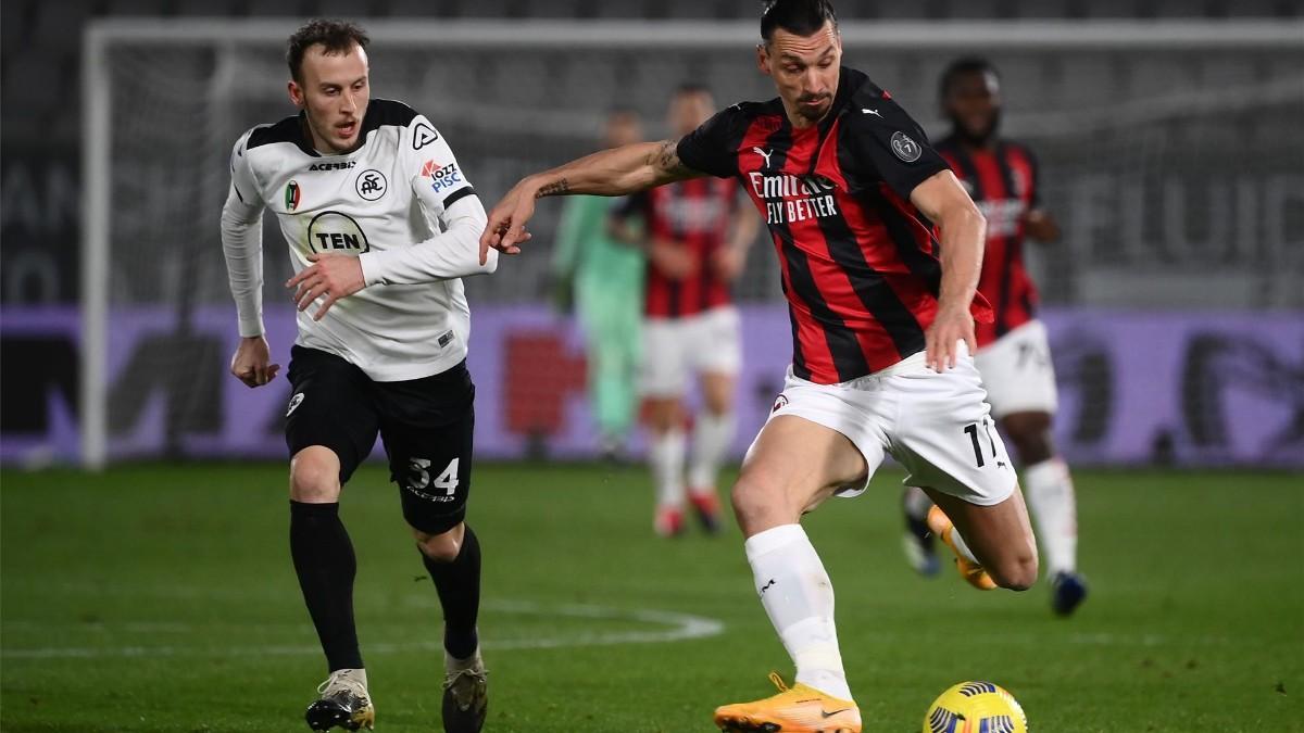 Ibrahimovic conduce un balón durante el duelo en la Spezia