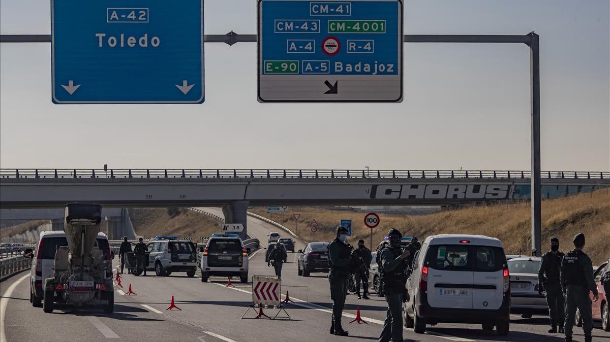 Agentes de la Guardia Civil realizan un control de movilidad en la autovia A42 a la altura de Illescas (Toledo)